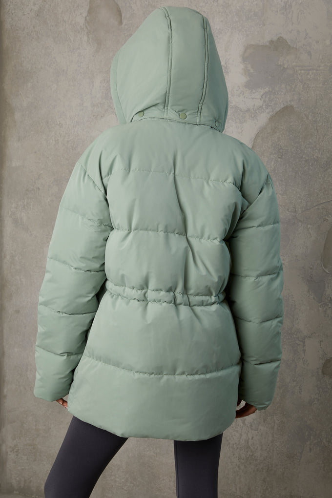 Płaszcz puchowy z kapturem średniej długości w kolorze Iceberg Green