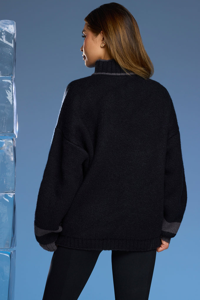 Oversize'owy sweter z grubej dzianiny zapinany na zamek w kolorze czarnym