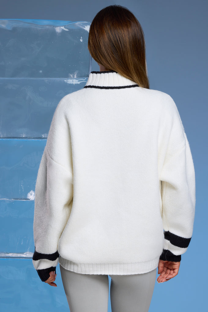 Oversize'owy sweter z grubej dzianiny zapinany na zamek w kolorze białym