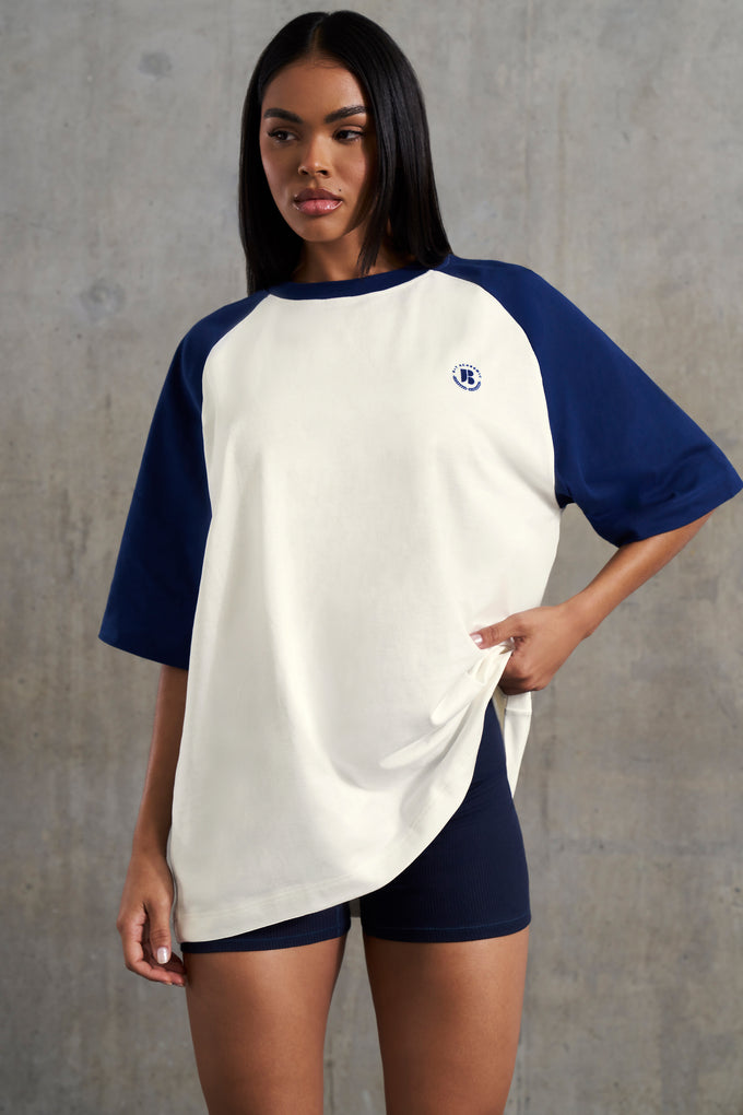 Oversize'owy T-shirt z napisem w kolorze białym
