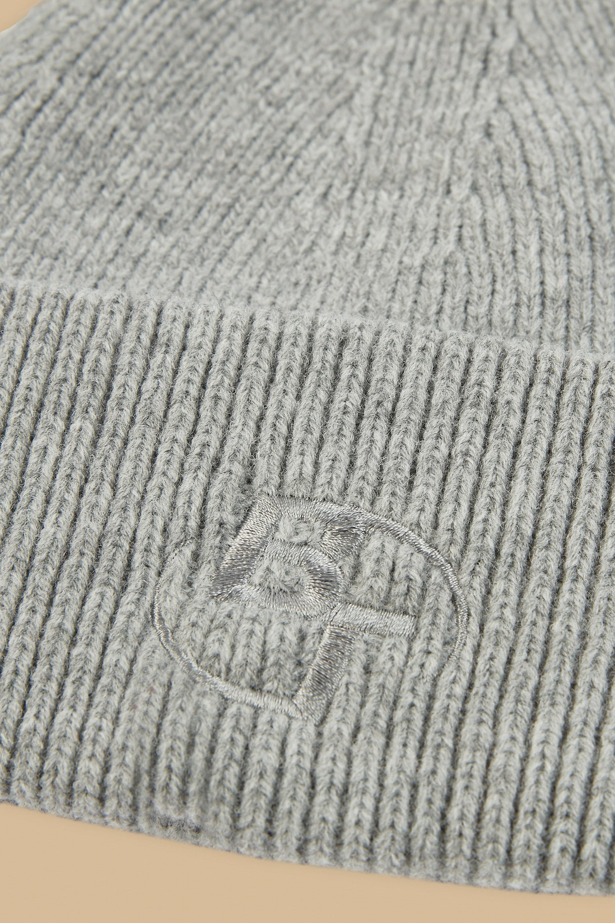 Bonnet en tricot gris chiné