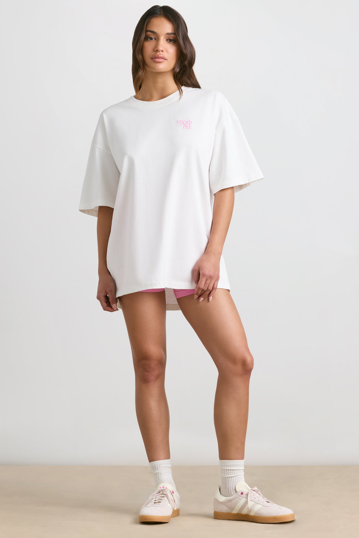 Oversize'owy T-shirt z krótkim rękawem w kolorze białym