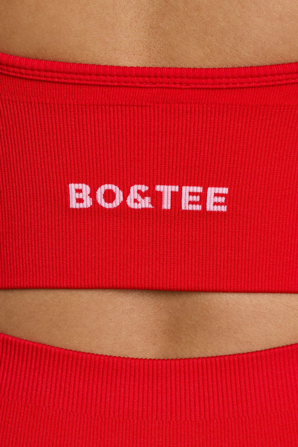 Biustonosz sportowy Define Luxe z dekoltem w kształcie litery V w kolorze czerwonym