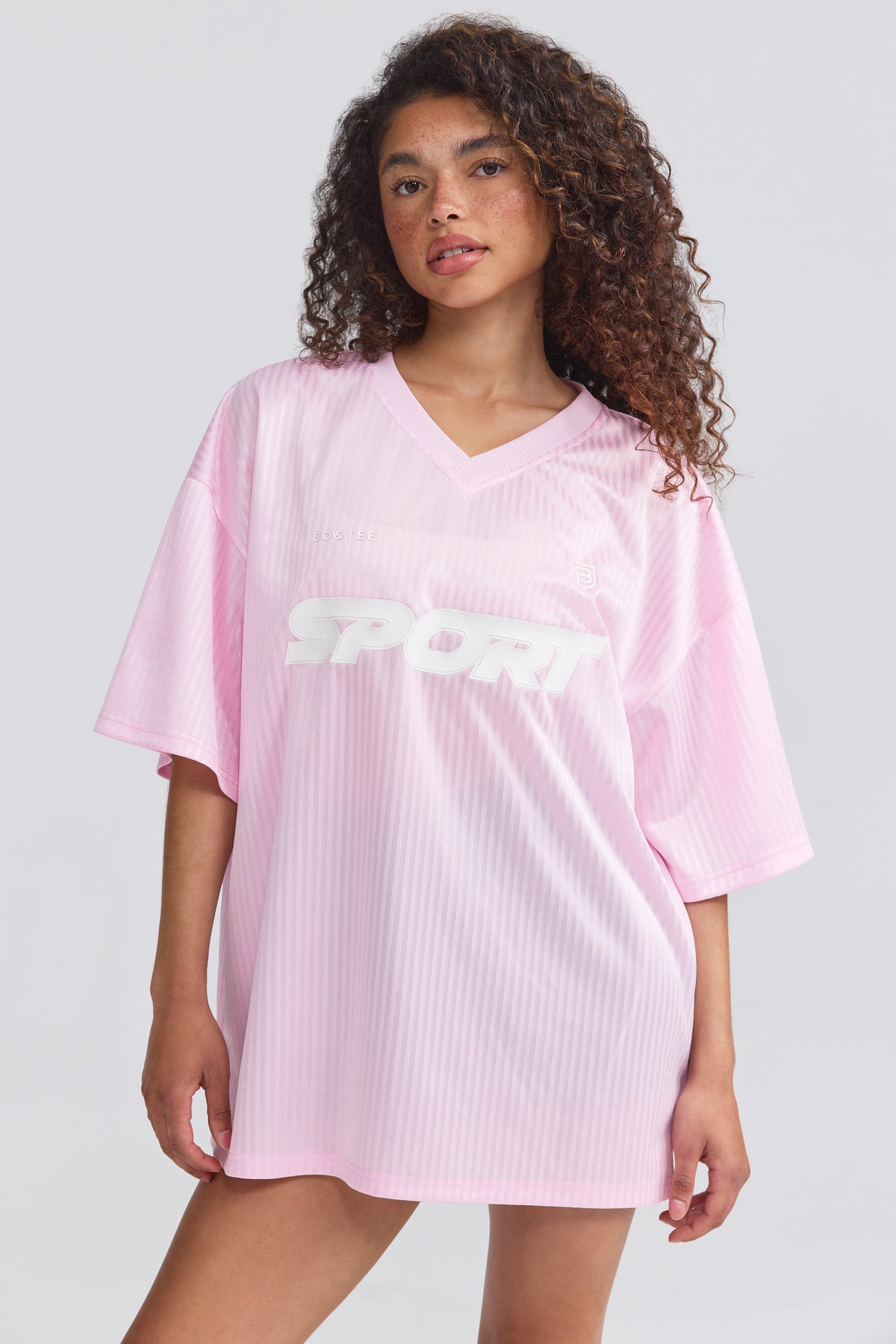 BT1192 Oversize'owa koszulka piłkarska w kolorze Baby Pink