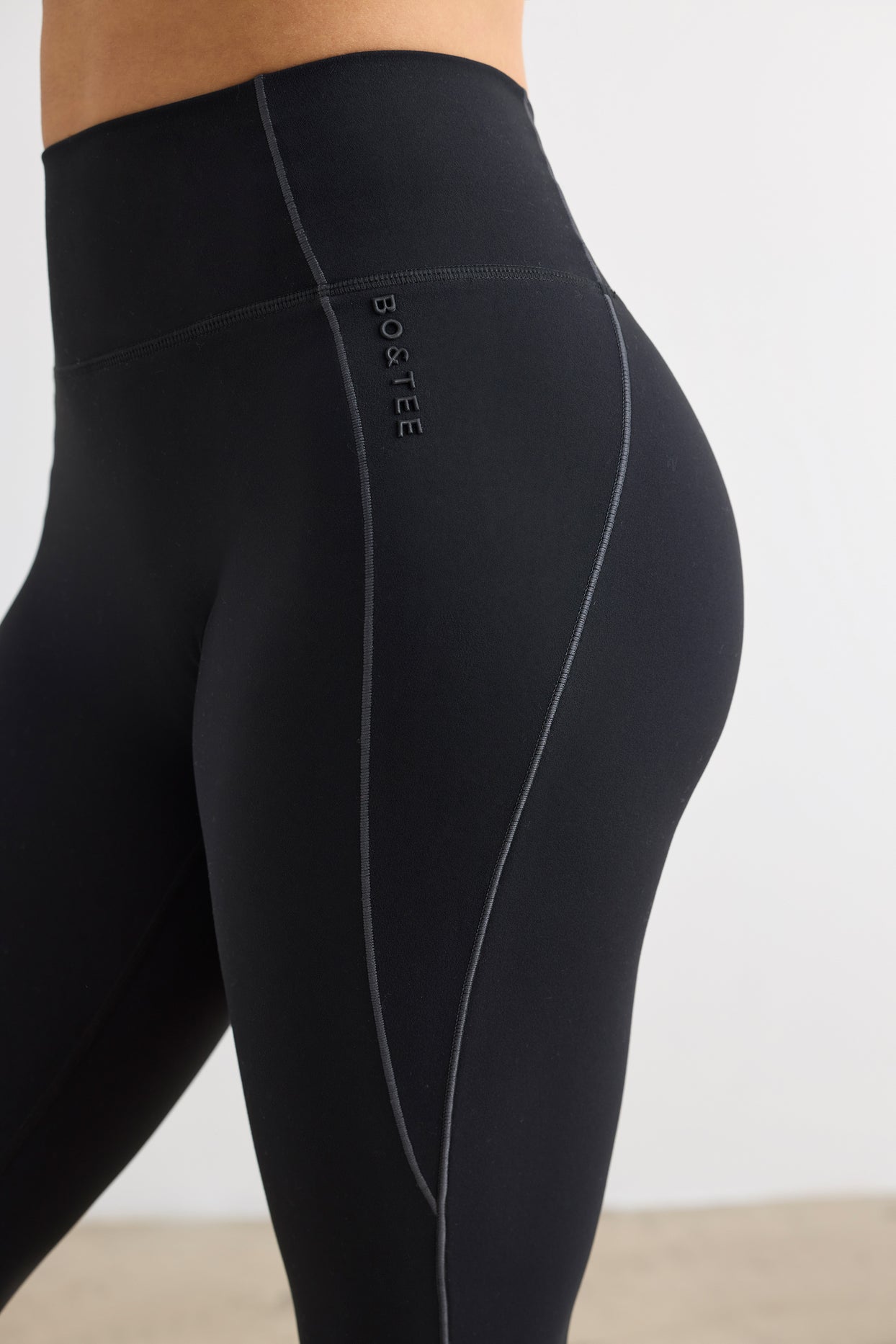 Miękkie, aktywne spodnie rozszerzane w kolorze czarnym