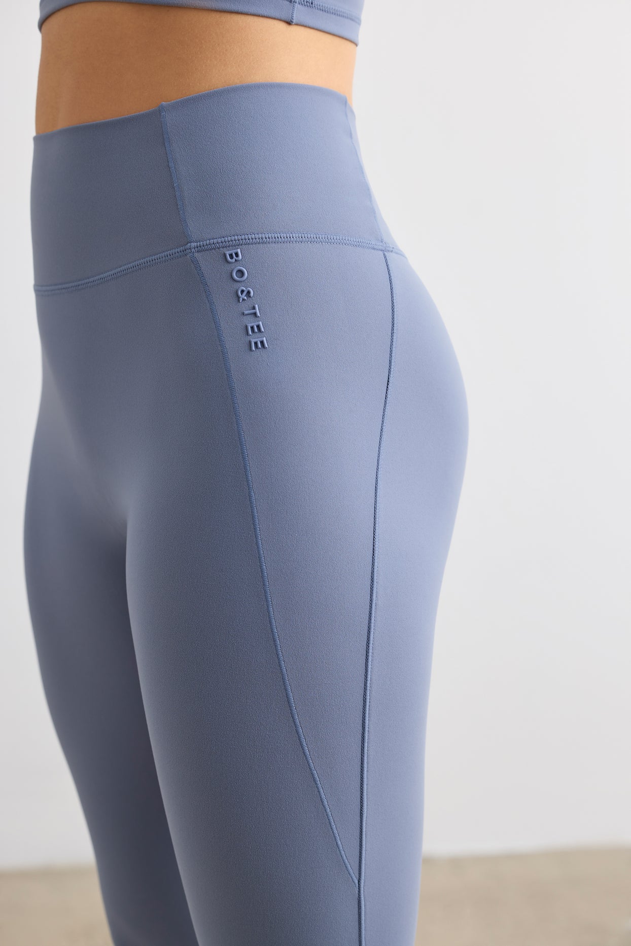Miękkie, rozszerzane spodnie Active Petite w kolorze łupkowoszarym