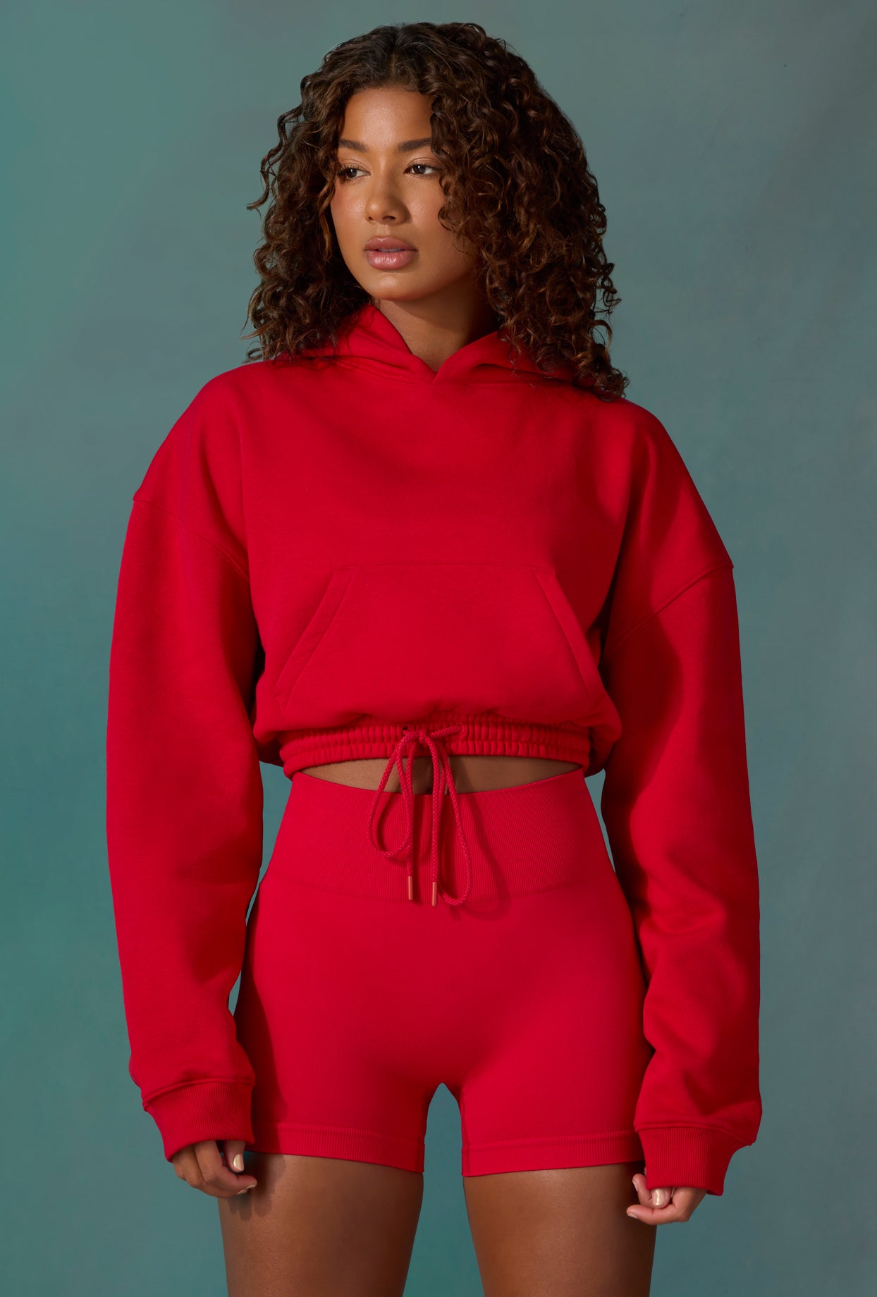 Krótka bluza z kapturem i sznurkiem w kolorze Tango Red