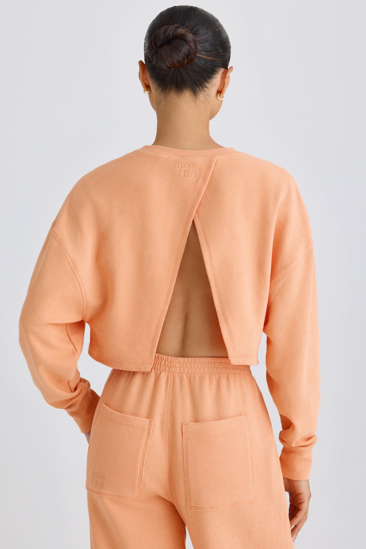 Textured Cotton Jersey Open-Back Cropped Sweatshirt in Peach - 7