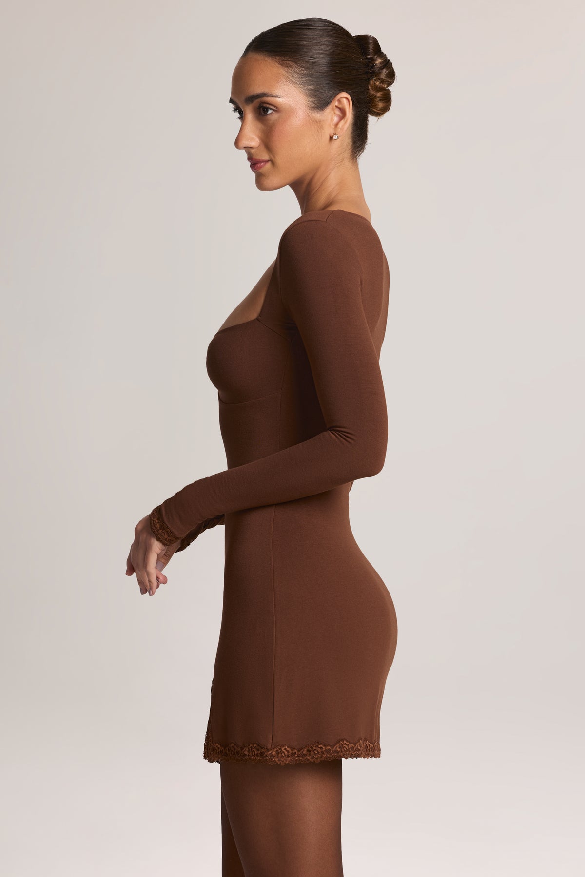 ⁣⁢Minikleid aus Modal mit Spitzenbesatz, langen Ärmeln in Cocoa Brown⁤⁣