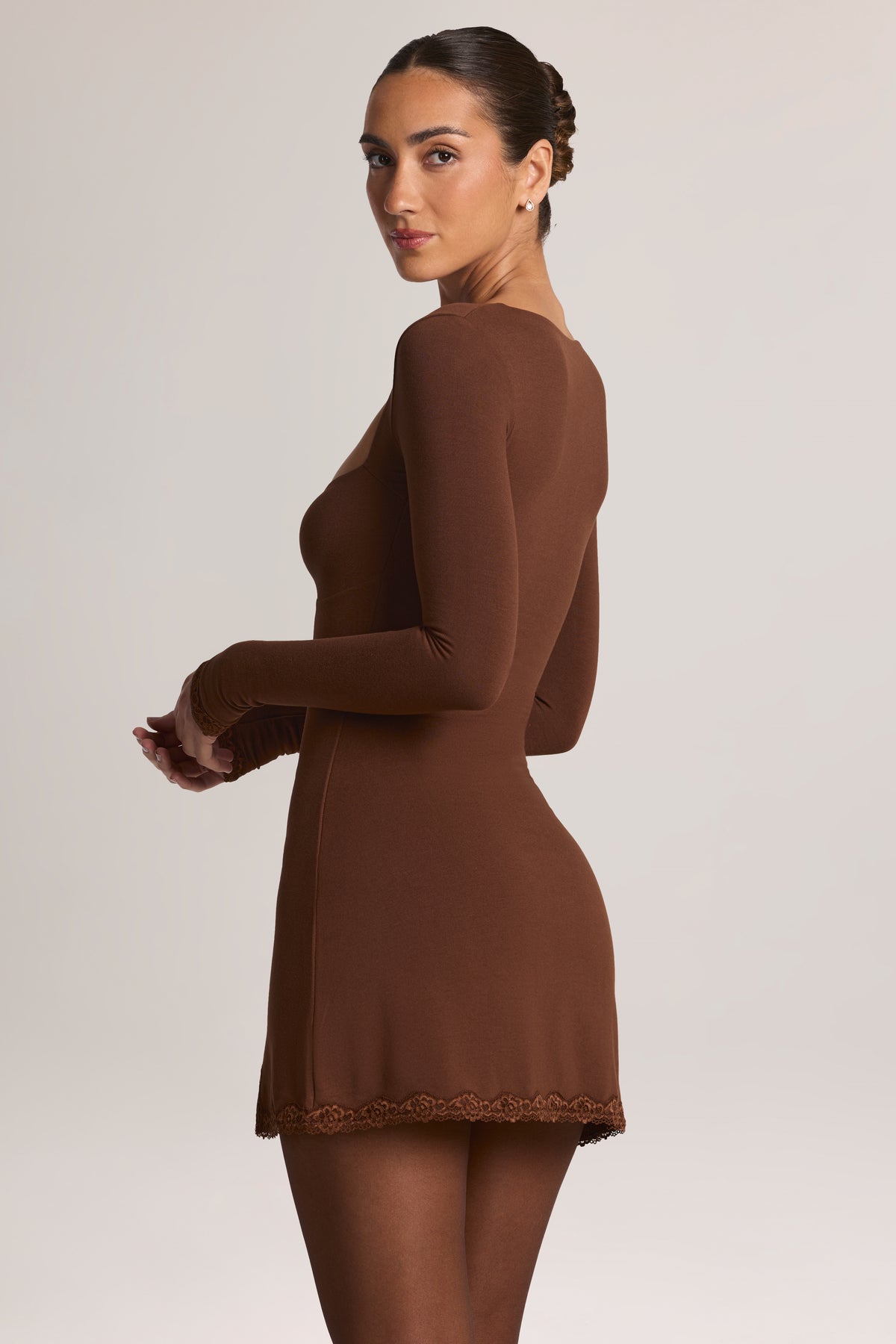 ⁣⁢Minikleid aus Modal mit Spitzenbesatz, langen Ärmeln in Cocoa Brown⁤⁣