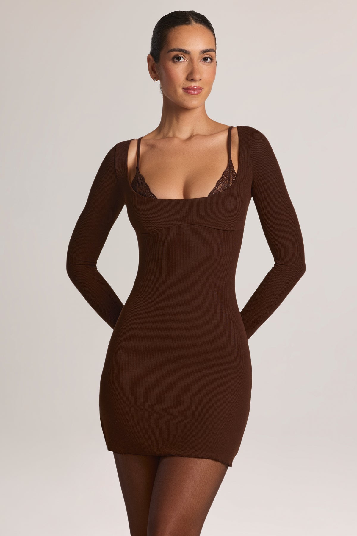 ⁣⁢Modal-Langarm-Minikleid mit Peekabo-Spitze in Schokoladenbraun⁤⁣