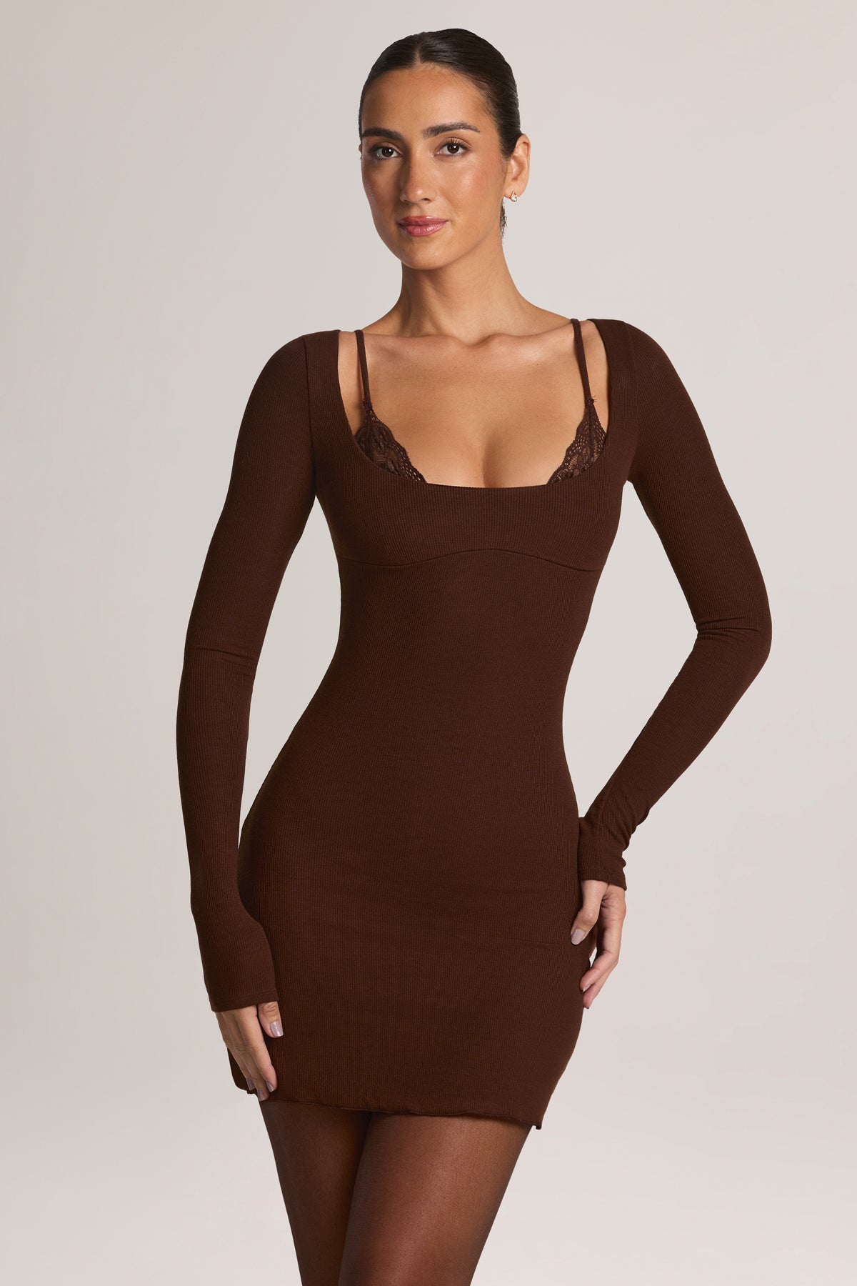 ⁣⁢Modal-Langarm-Minikleid mit Peekabo-Spitze in Schokoladenbraun⁤⁣ - 1