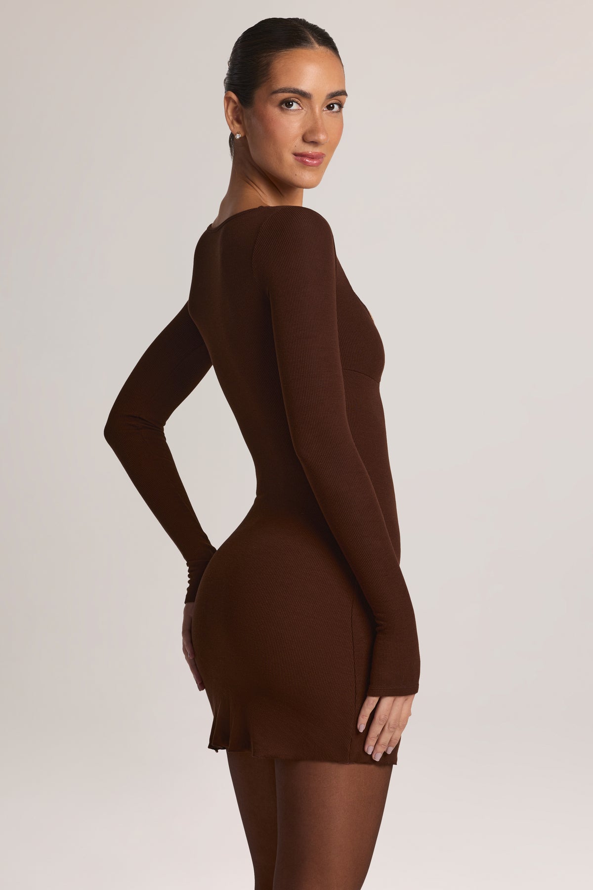 ⁣⁢Modal-Langarm-Minikleid mit Peekabo-Spitze in Schokoladenbraun⁤⁣