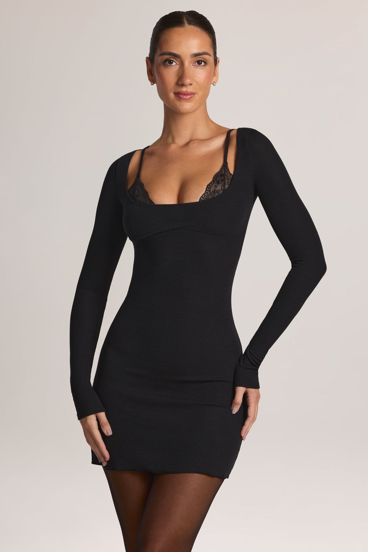 ⁣⁢Modal-Langarm-Minikleid mit Peekabo-Spitze in Schwarz⁤⁣