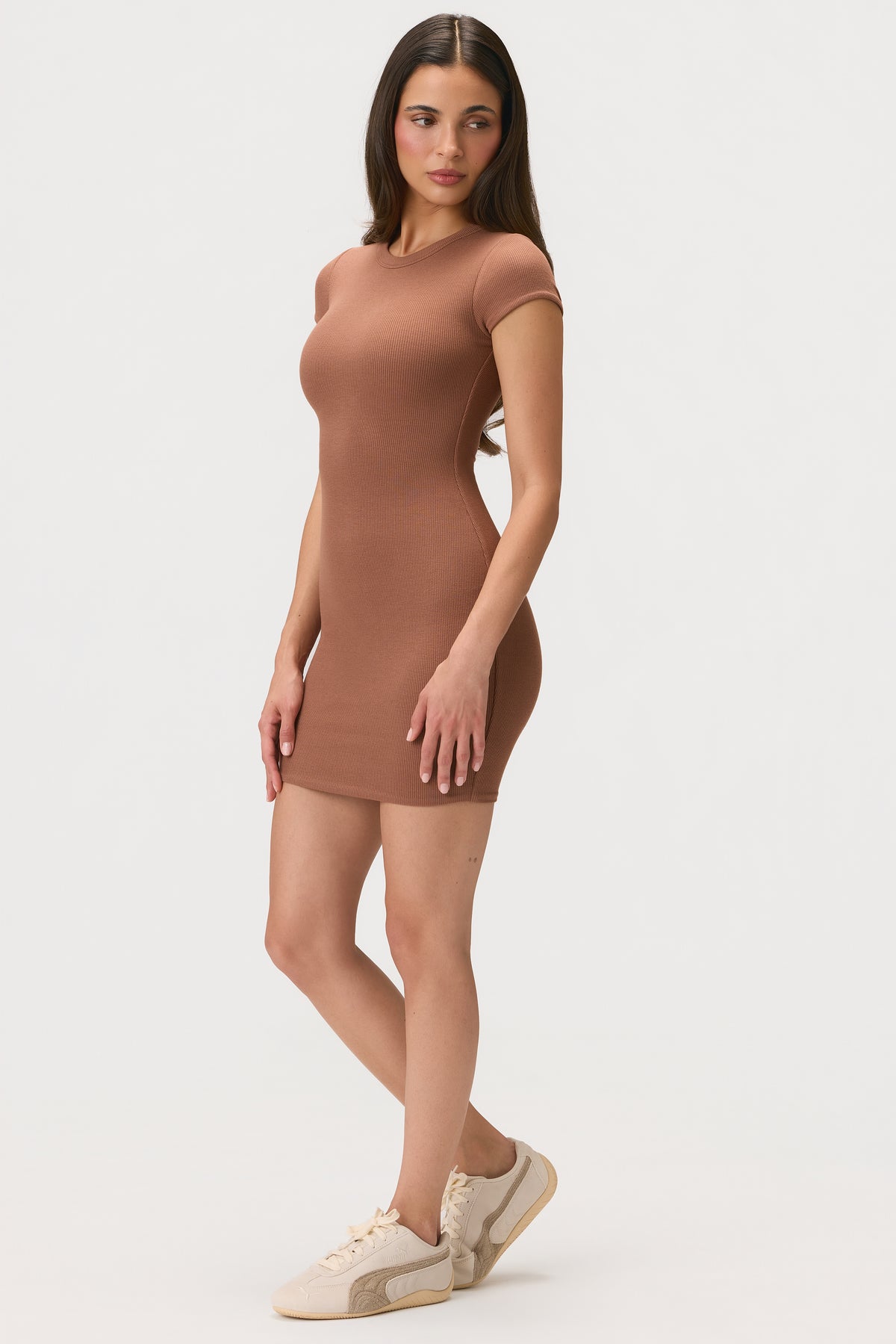 ⁣⁢ButterCloud™ Minikleid mit Flügelärmeln in Cocoa⁤⁣