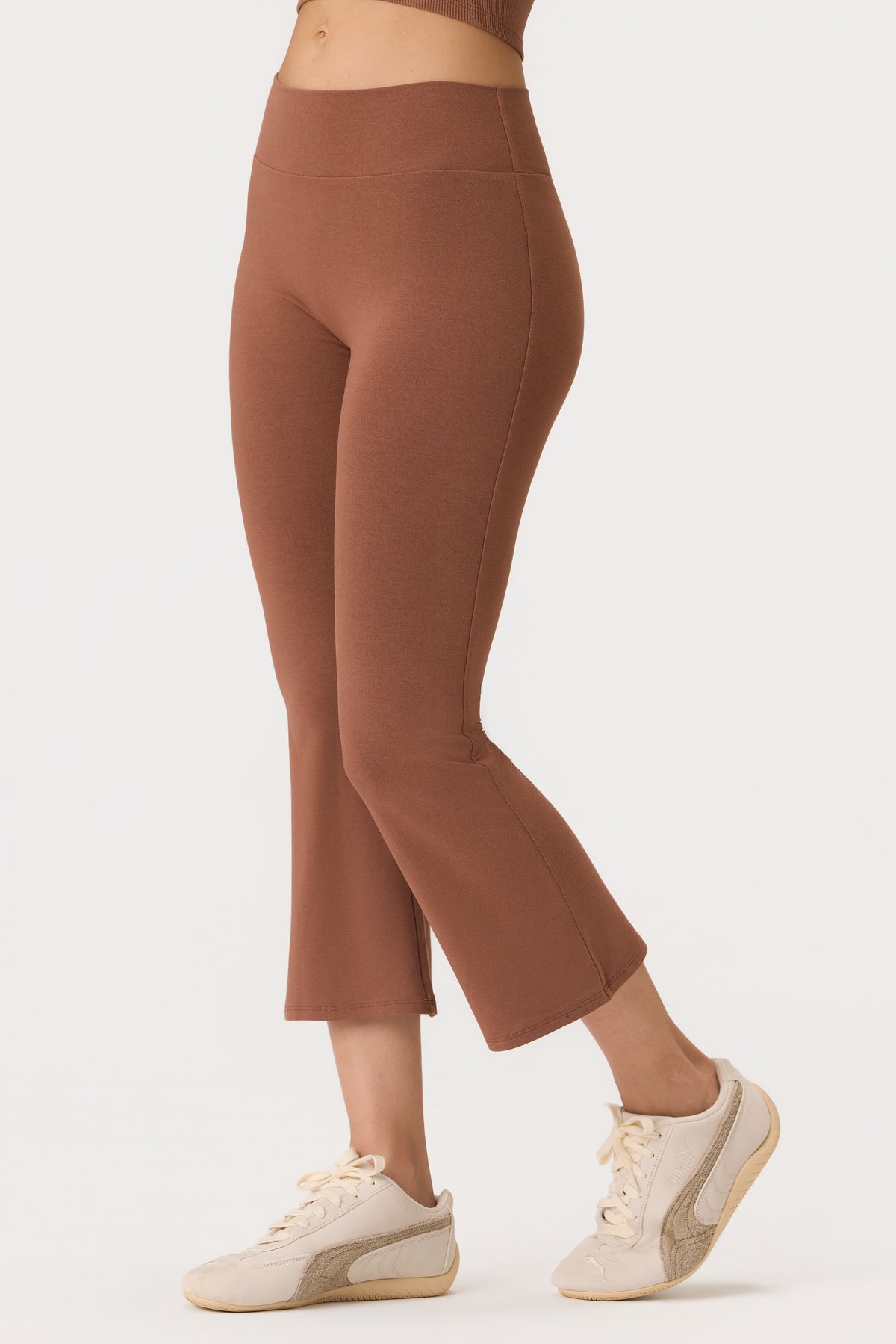⁣⁢ButterCloud™ Flared-Capri-Leggings in Cocoa⁤⁣