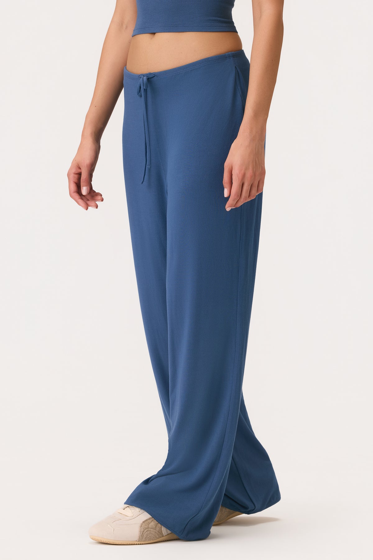 ⁣⁢ButterCloud™ Hose mit Bindegürtel und weitem Bein in Marine⁤⁣