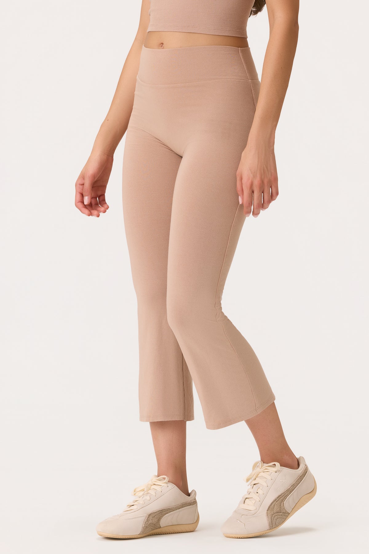 ⁣⁢ButterCloud™ Flared Capri-Leggings in Oatmeal⁤⁣