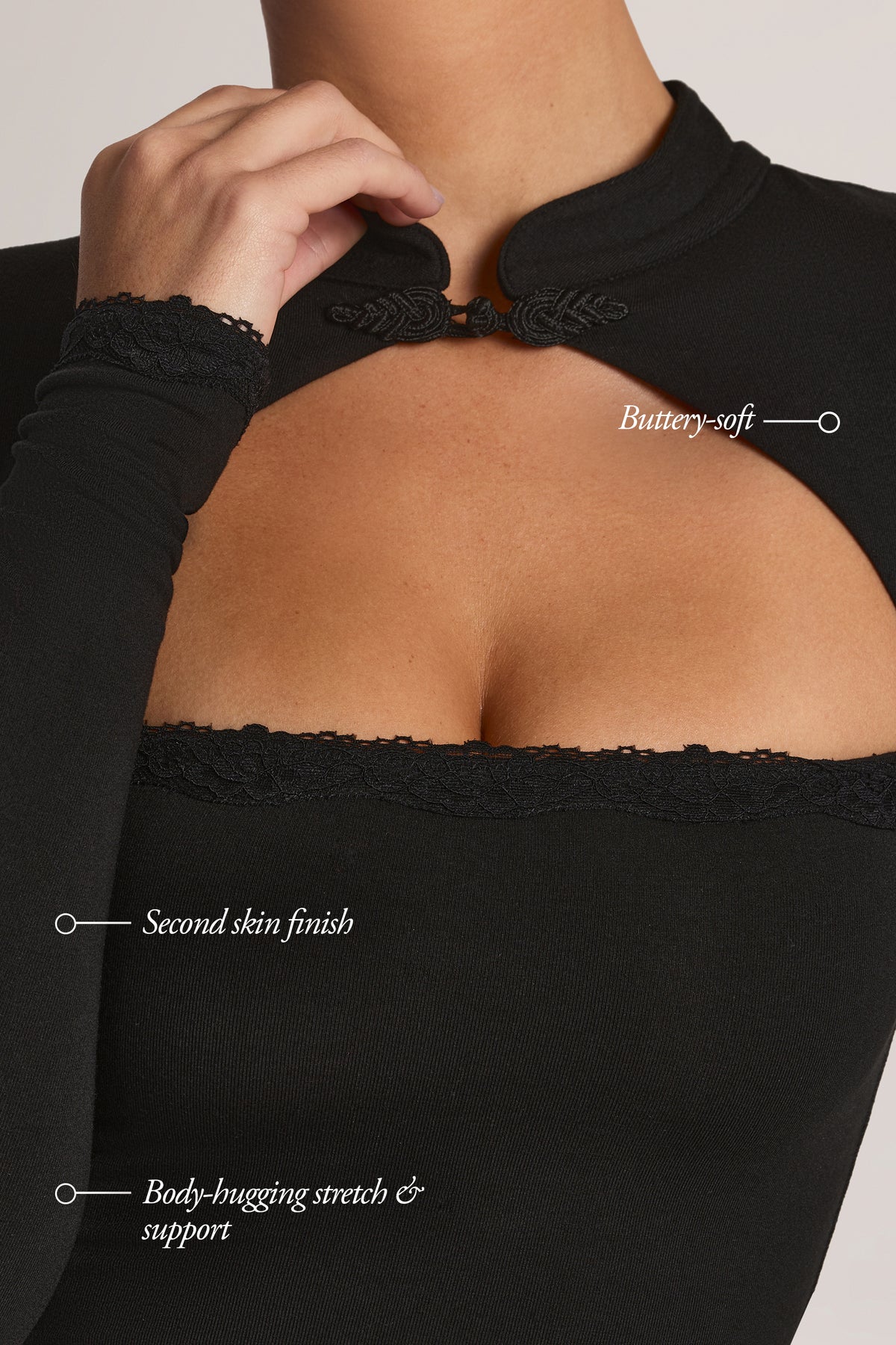 ⁣⁢Langarmshirt aus Modal mit Spitzenbesatz in Schwarz⁤⁣ - 1