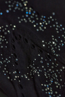 Drobne, zdobione, rozszerzane spodnie ze średnim stanem w kolorze czarnym