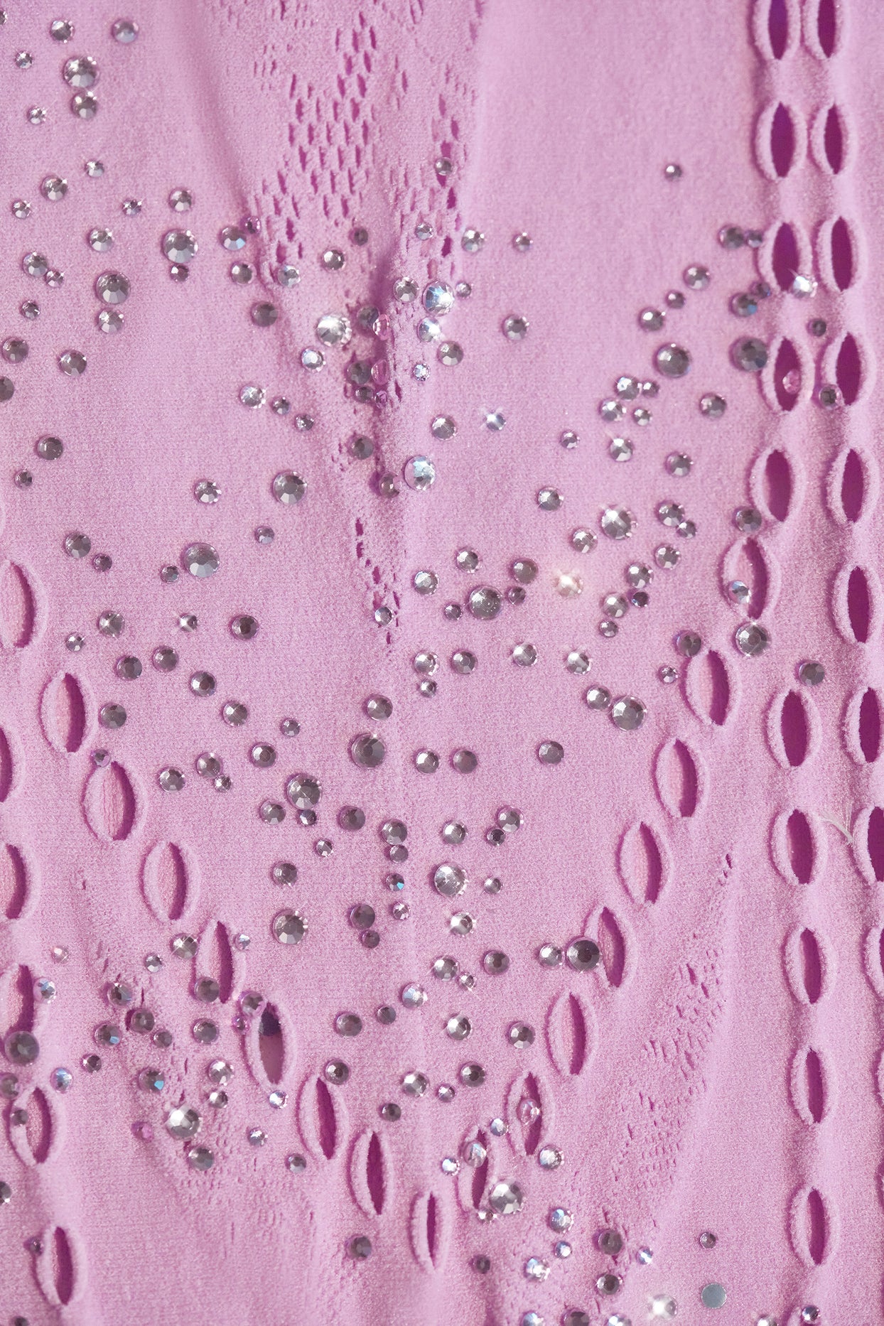 Ozdobiona sukienka mini z dekoltem typu halter w kolorze fioletowo-różowym