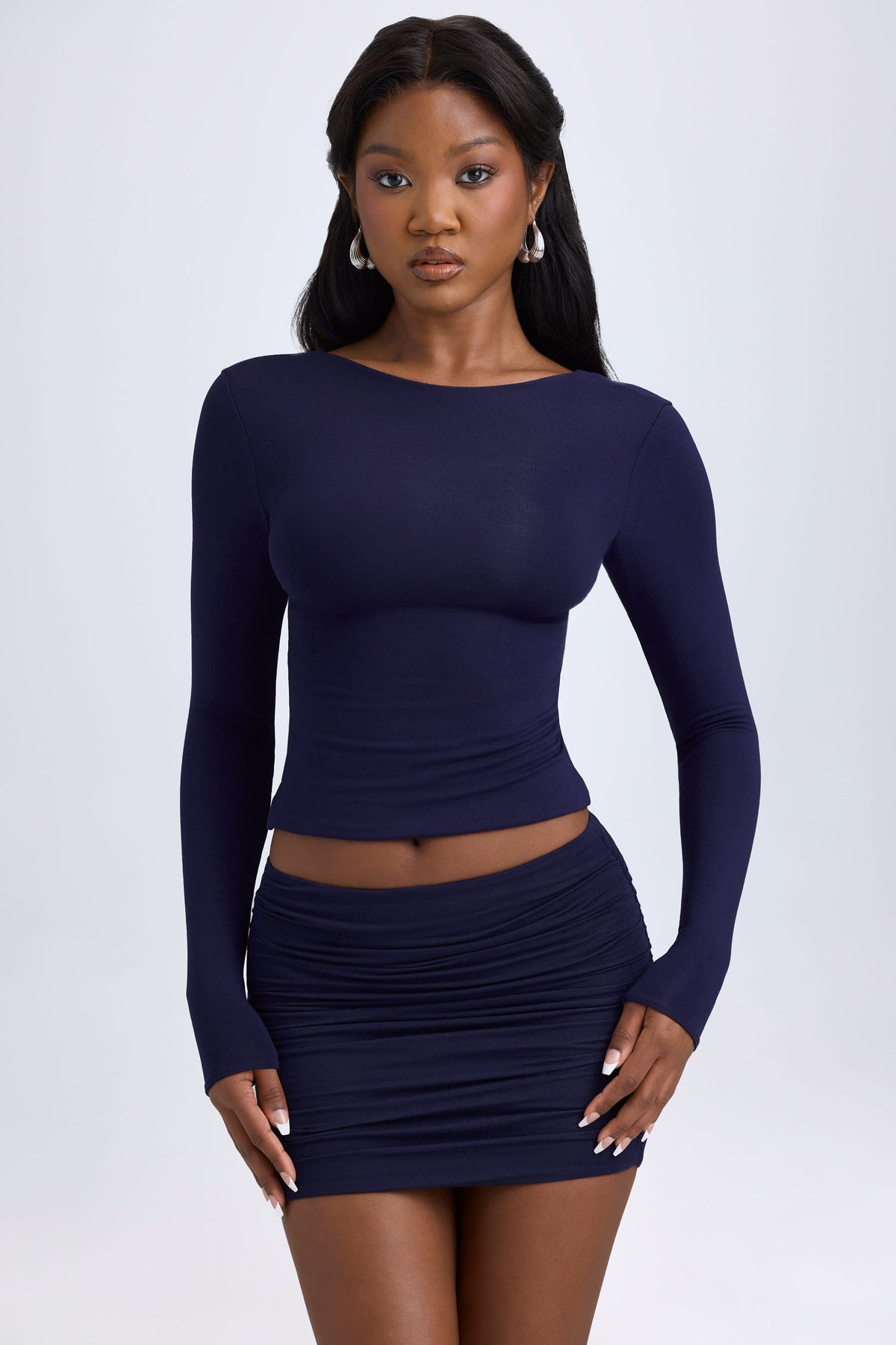 ⁣⁢Modal-Top mit hohem Kragen, langen Ärmeln und Rückenausschnitt in True Navy⁤⁣