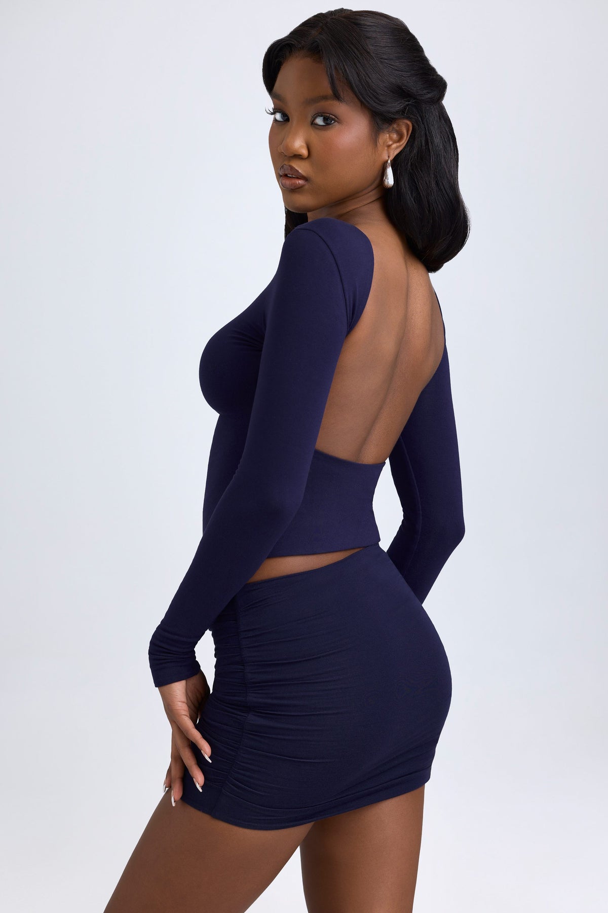 ⁣⁢Modal-Top mit hohem Kragen, langen Ärmeln und Rückenausschnitt in True Navy⁤⁣