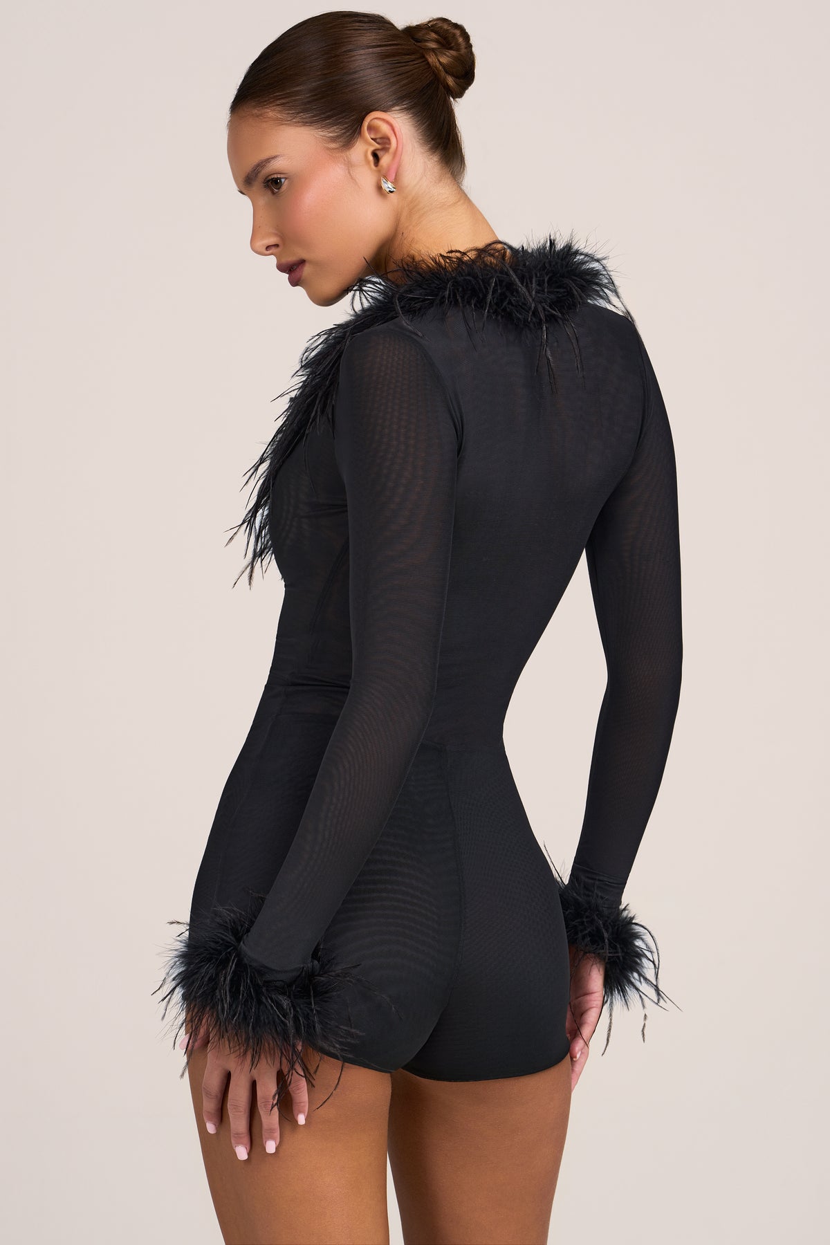 ⁣⁢Romper mit Federbesatz, halbtransparent in Schwarz⁤⁣