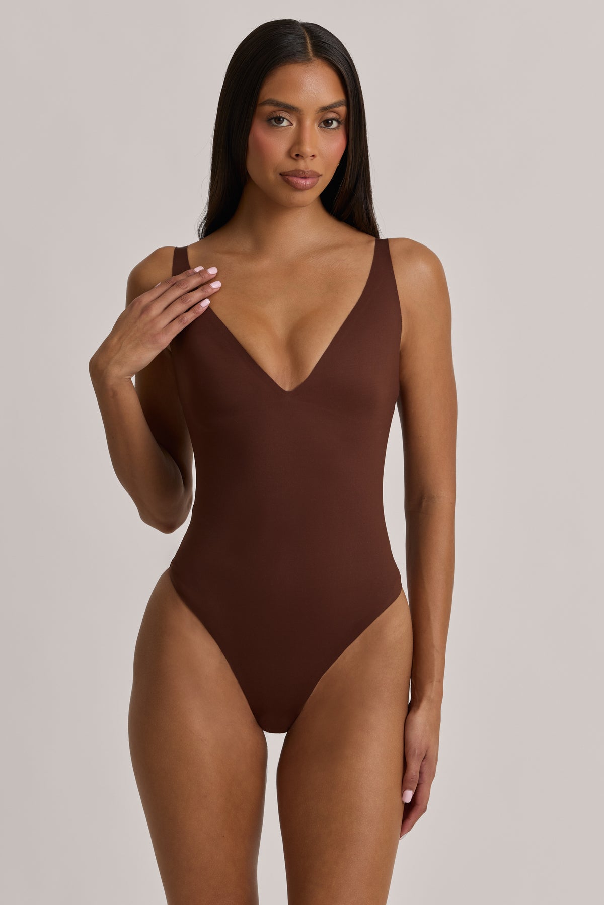 ⁣⁢Bodysuit mit tiefem V-Ausschnitt und Tanga-Schnitt in Cocoa Brown⁤⁣