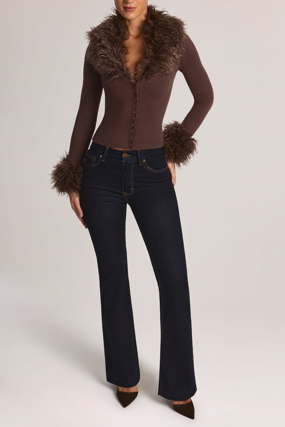 ⁣⁢Cardigan mit mongolischem Fellbesatz in Chocolate Brown⁤⁣