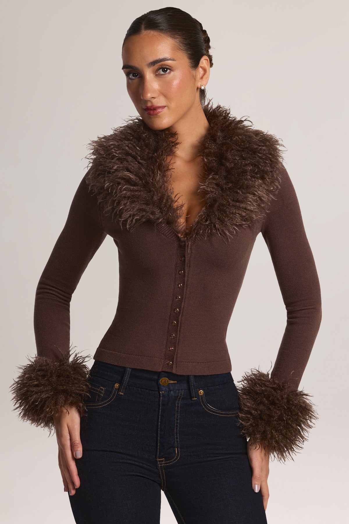 ⁣⁢Cardigan mit mongolischem Fellbesatz in Chocolate Brown⁤⁣