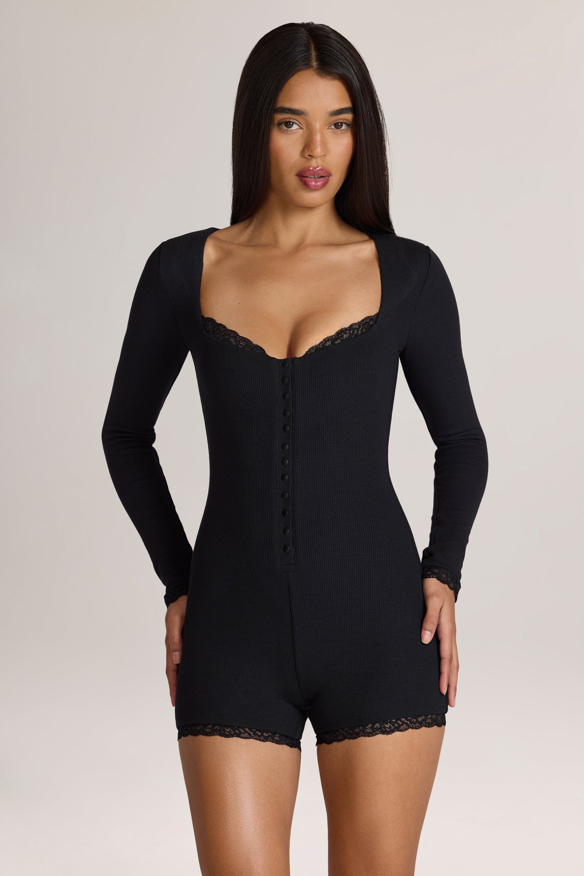 ⁣⁢Gerippter Romper aus Modal mit Spitzenbesatz in Schwarz⁤⁣