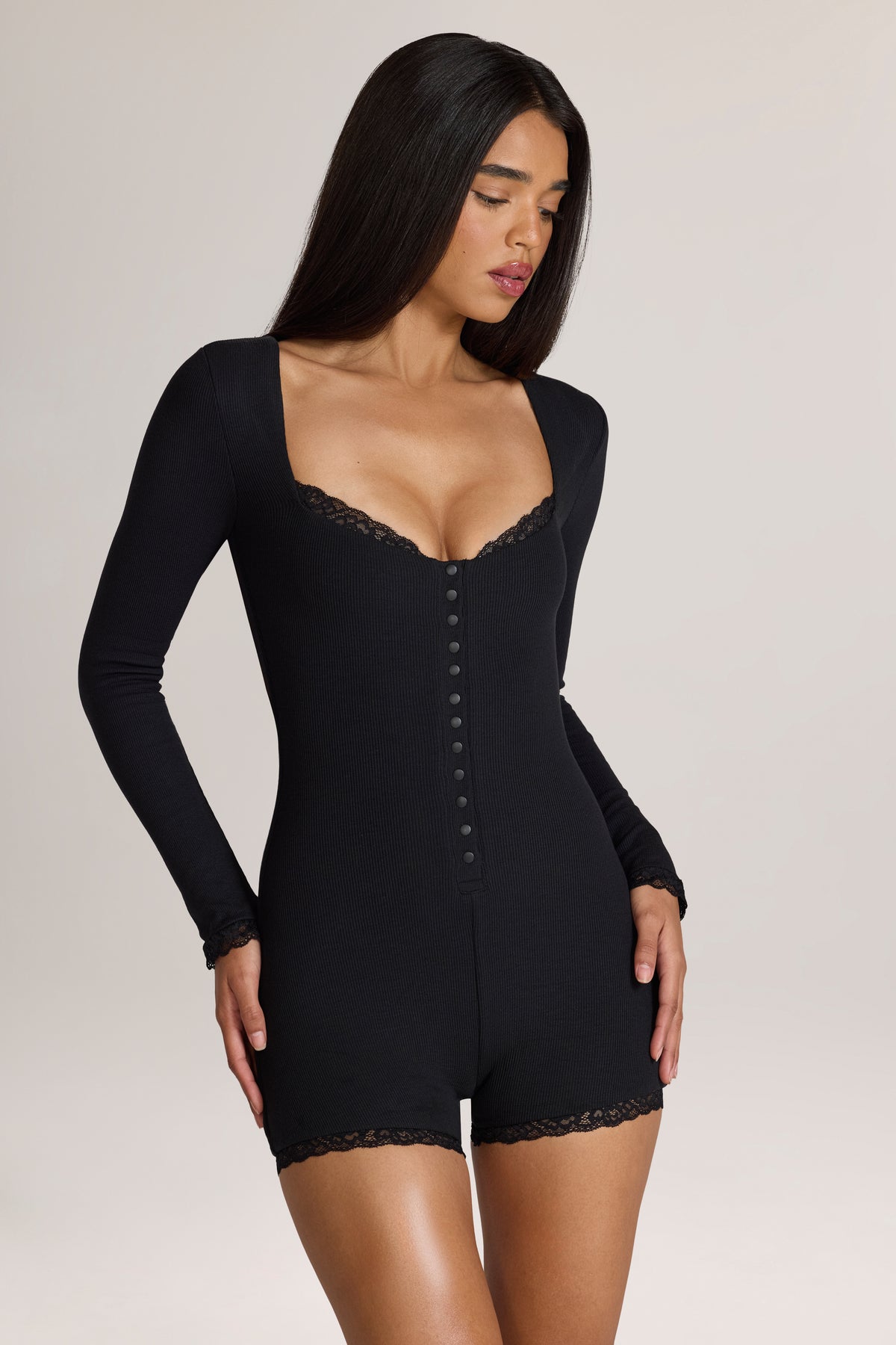 ⁣⁢Gerippter Romper aus Modal mit Spitzenbesatz in Schwarz⁤⁣