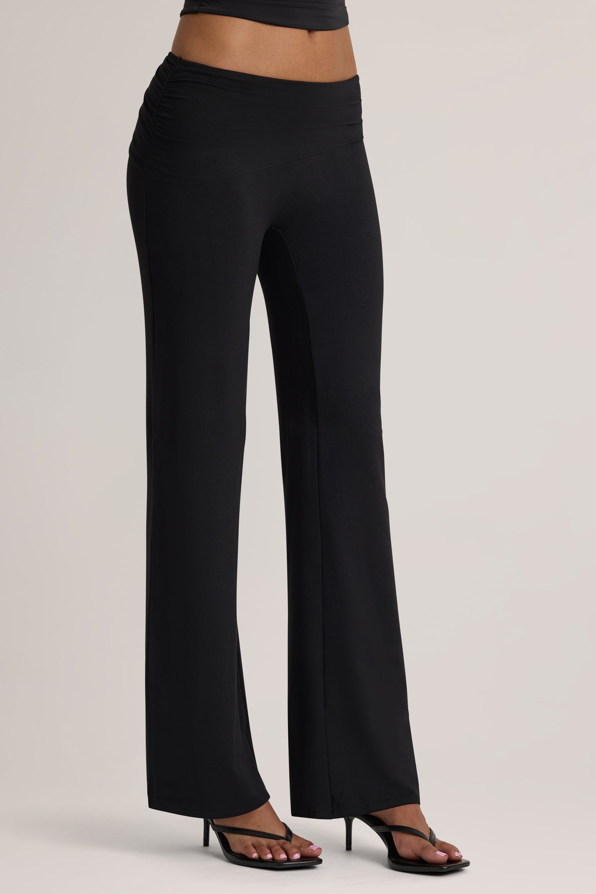 ⁣⁢Modal Mid-Rise Hose in Schwarz⁤⁣