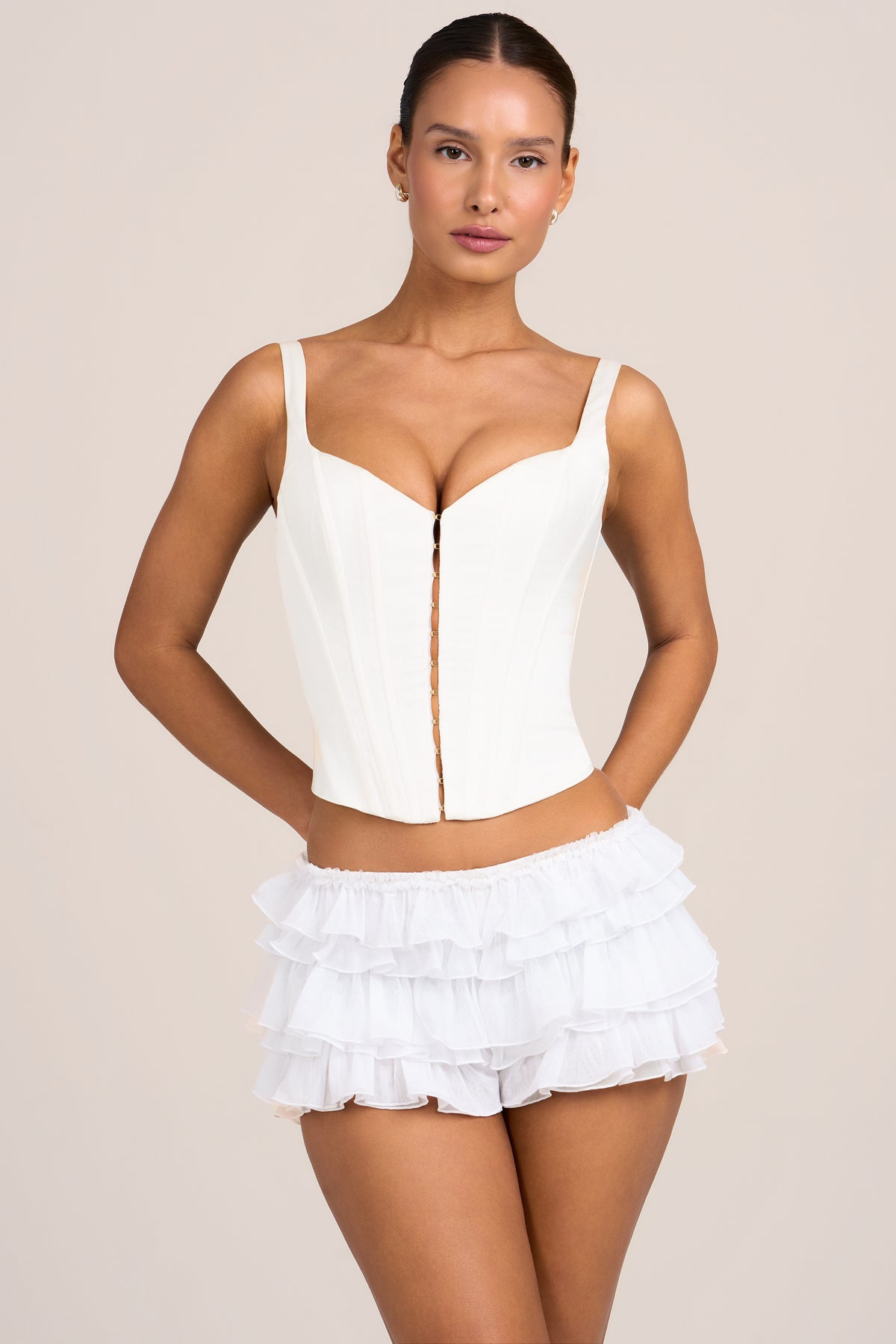 ⁣⁢Mesh-Shorts mit tiefem Bund und Rüschenbesatz in Weiß⁤⁣
