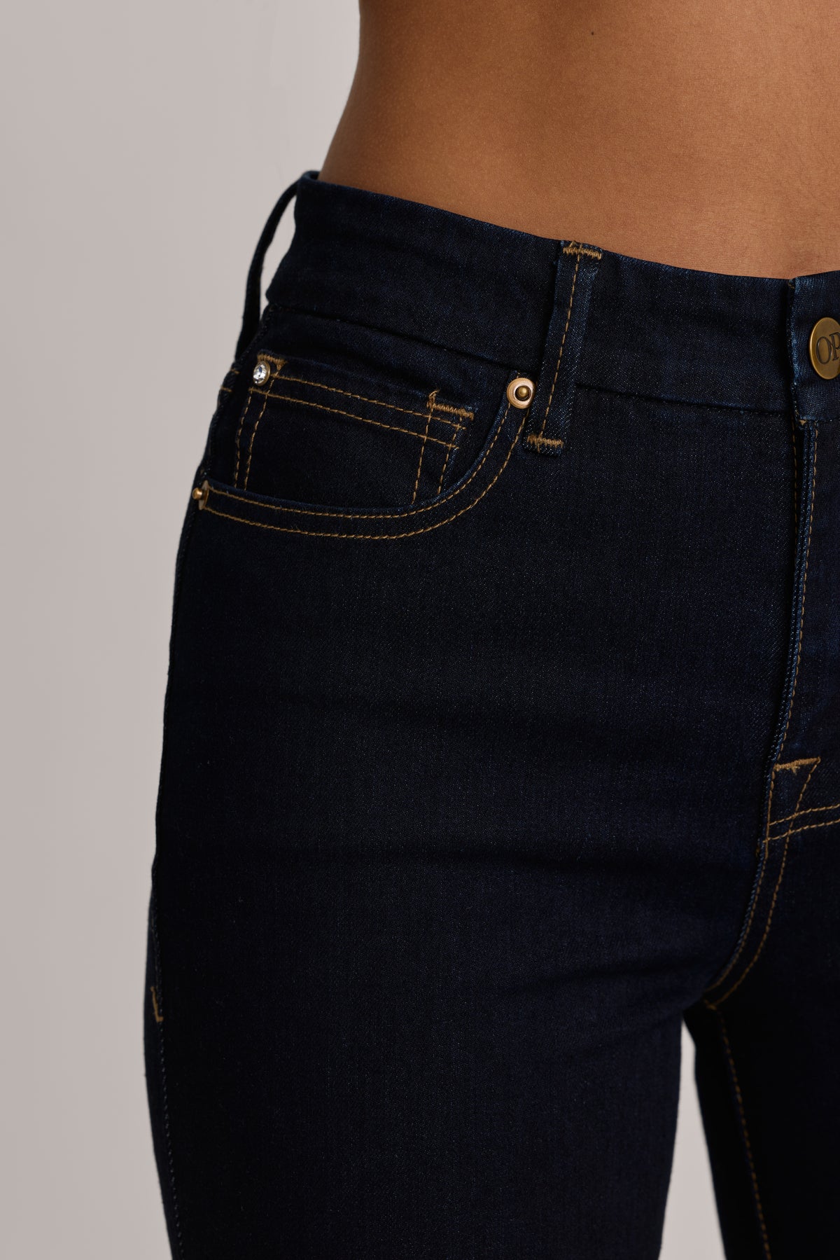 ⁣⁢High-Rise Schlagjeans in dunkler Waschung⁤⁣
