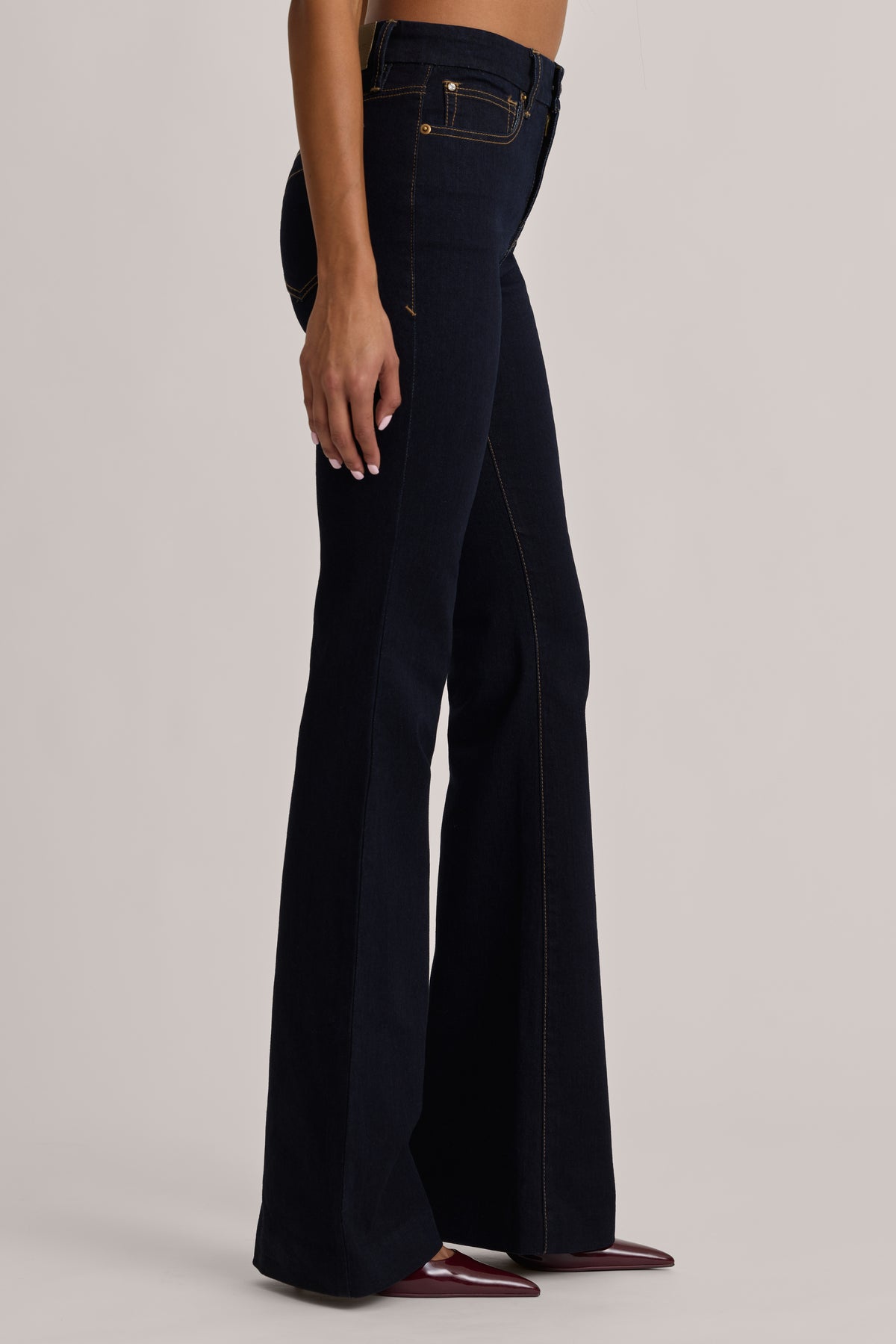 ⁣⁢High-Rise Schlagjeans in dunkler Waschung⁤⁣