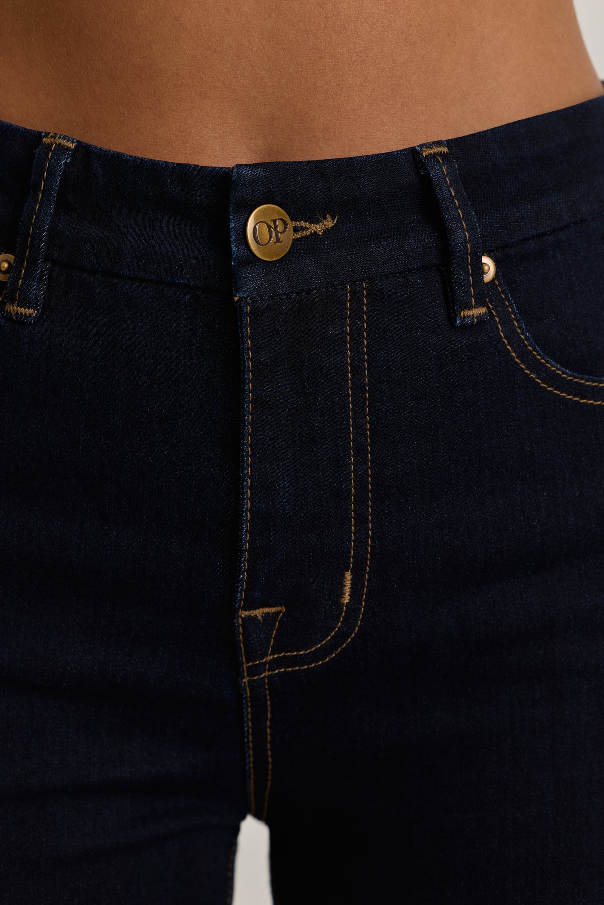 ⁣⁢High-Rise Schlagjeans in dunkler Waschung⁤⁣