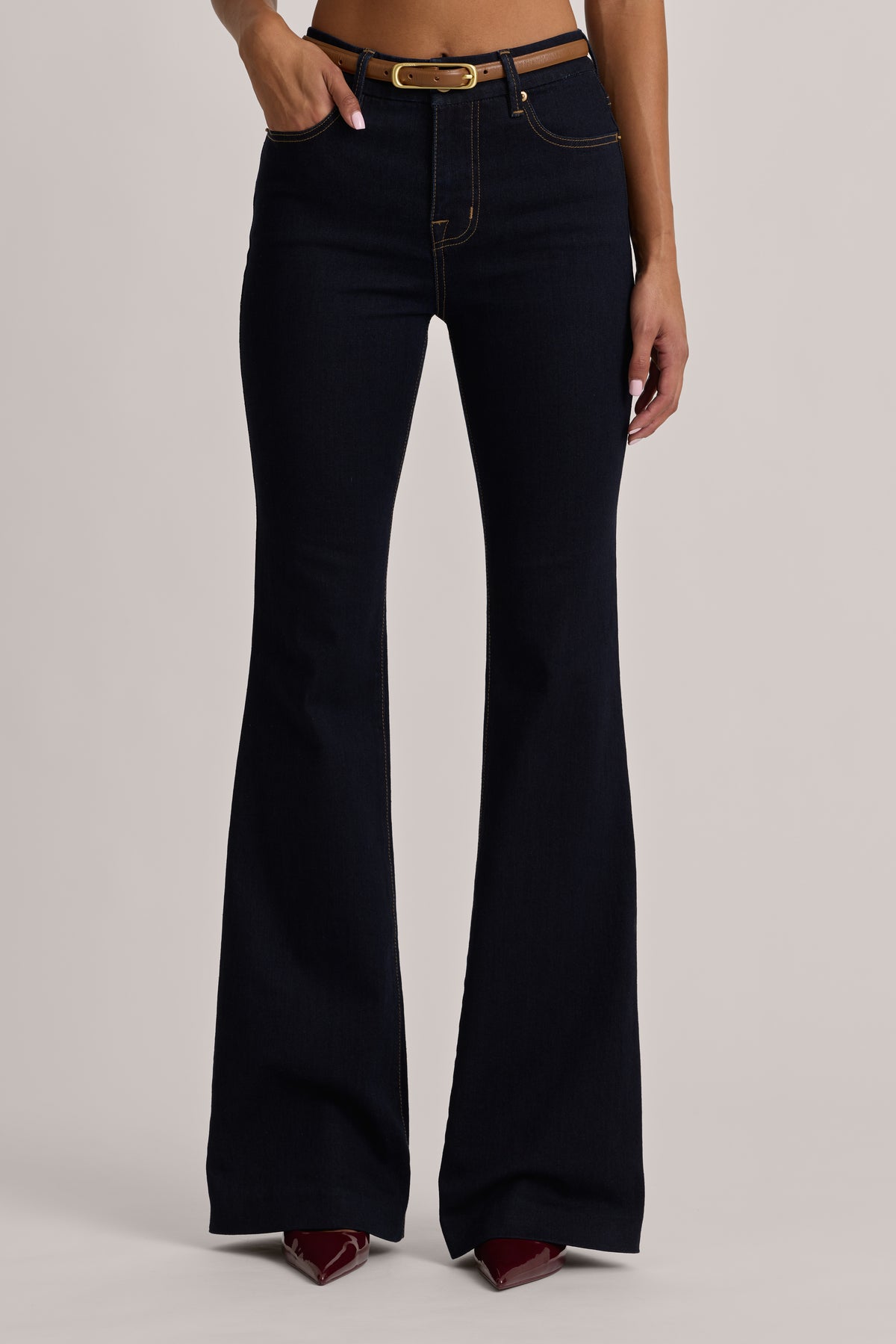 ⁣⁢High-Rise Schlagjeans in dunkler Waschung⁤⁣