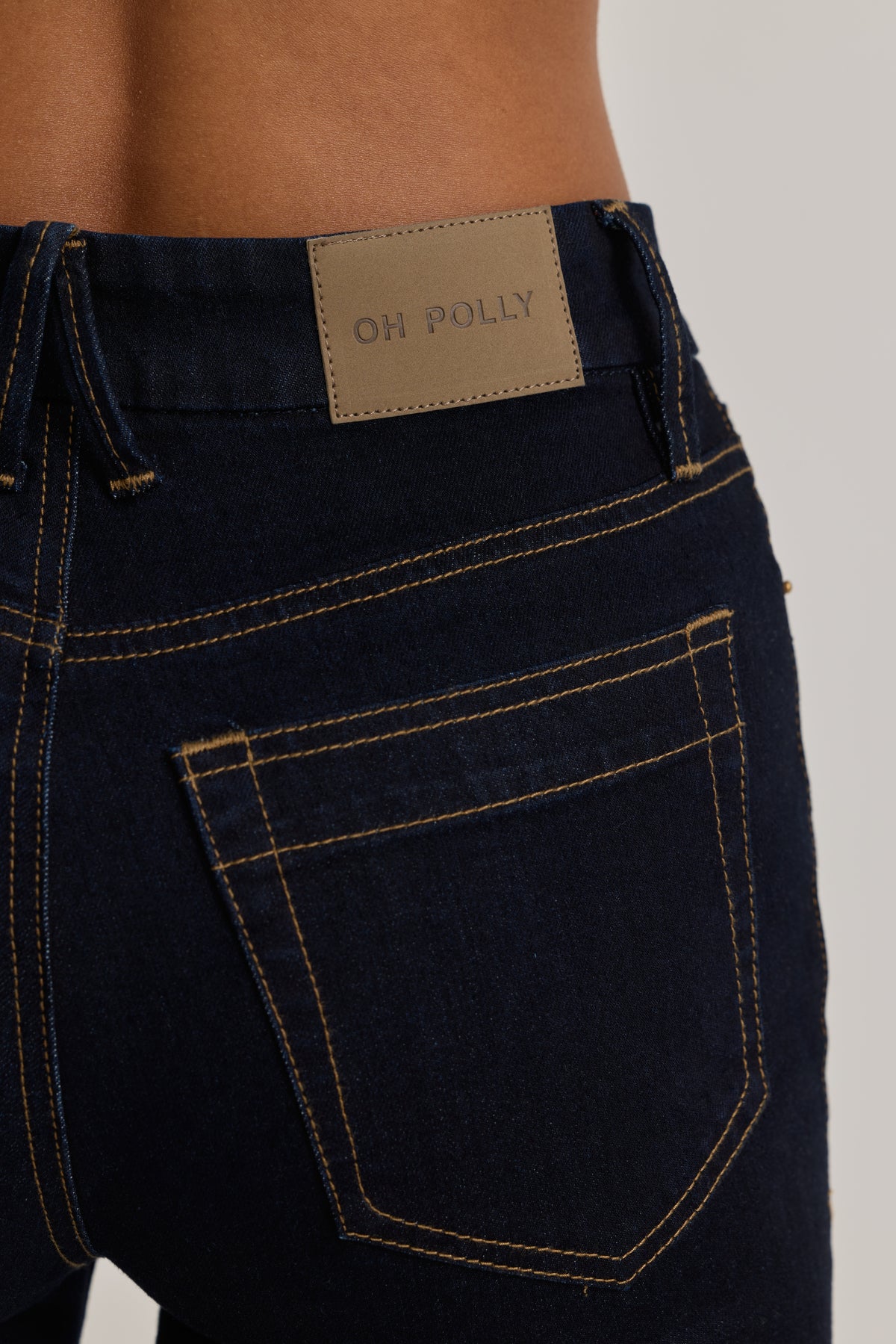 ⁣⁢High-Rise Schlagjeans in dunkler Waschung⁤⁣