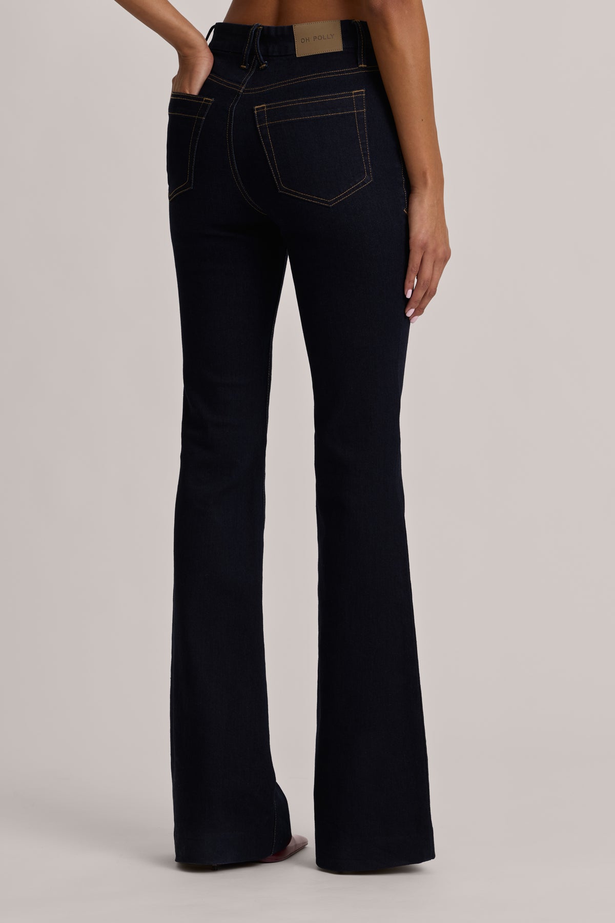 ⁣⁢High-Rise Schlagjeans in dunkler Waschung⁤⁣