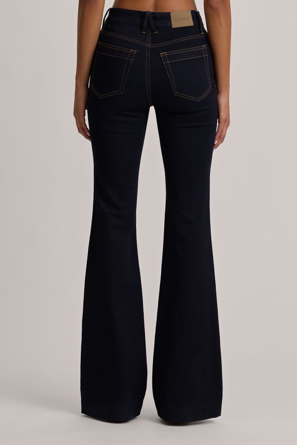 ⁣⁢High-Rise Schlagjeans in dunkler Waschung⁤⁣