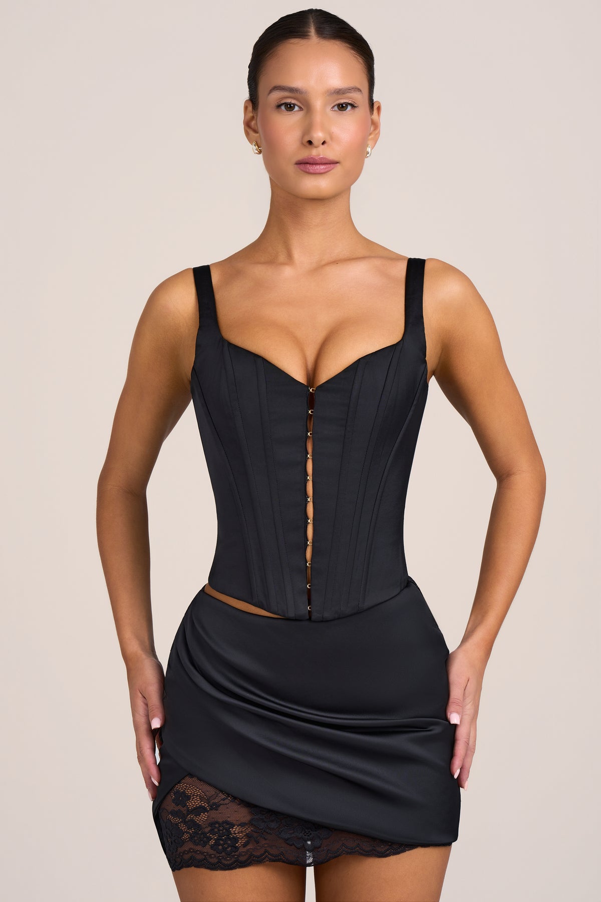 ⁣⁢Satin-Minirock mit tiefem Bund in Schwarz⁤⁣