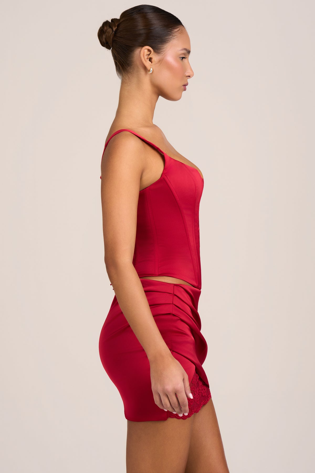 ⁣⁢Satin Minirock mit tiefem Bund in Fire Red⁤⁣