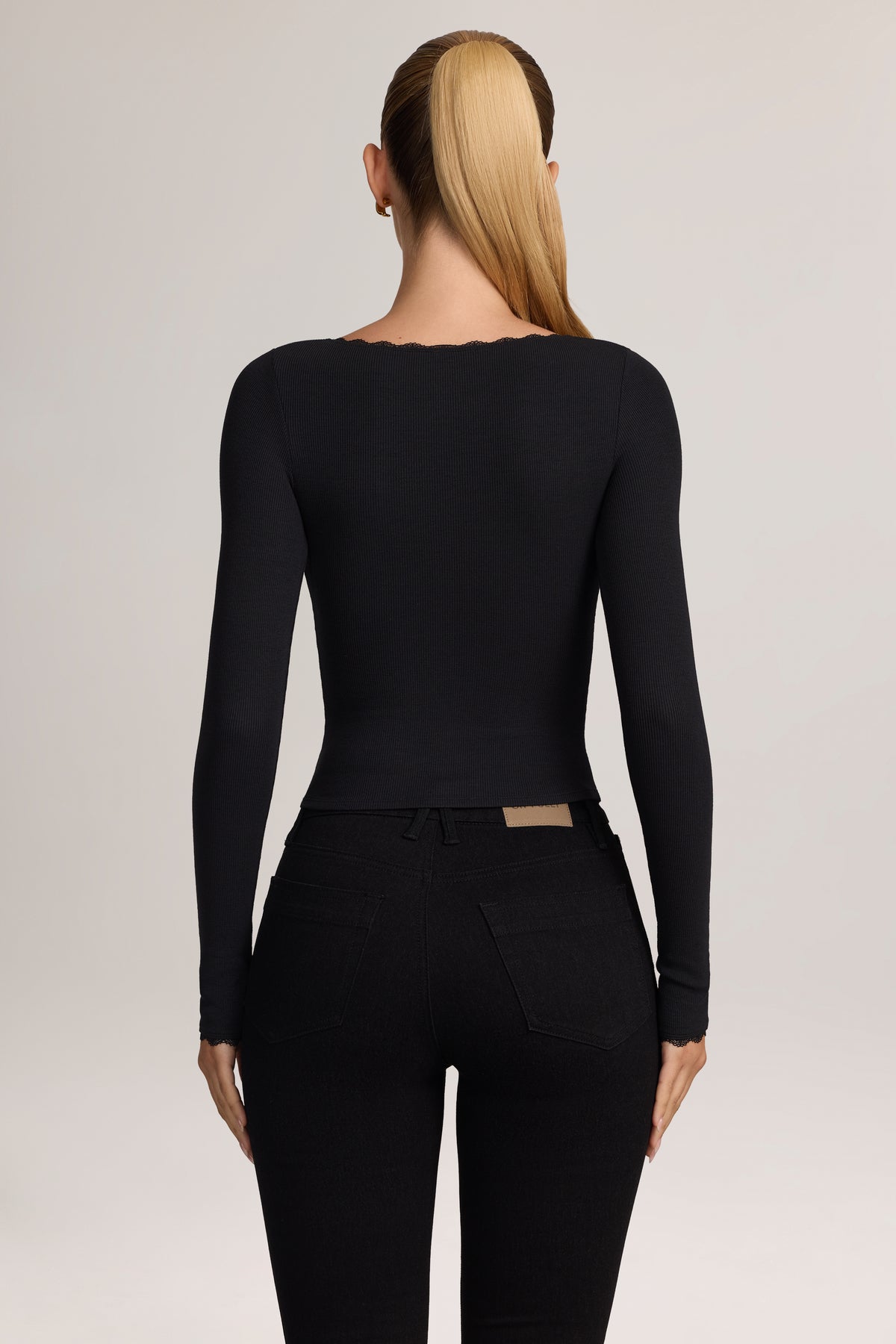 ⁣⁢Geripptes Modal-Cardigan mit Spitzenbesatz in Schwarz⁤⁣