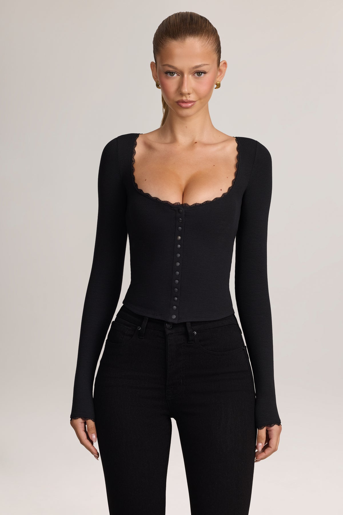 ⁣⁢Geripptes Modal-Cardigan mit Spitzenbesatz in Schwarz⁤⁣