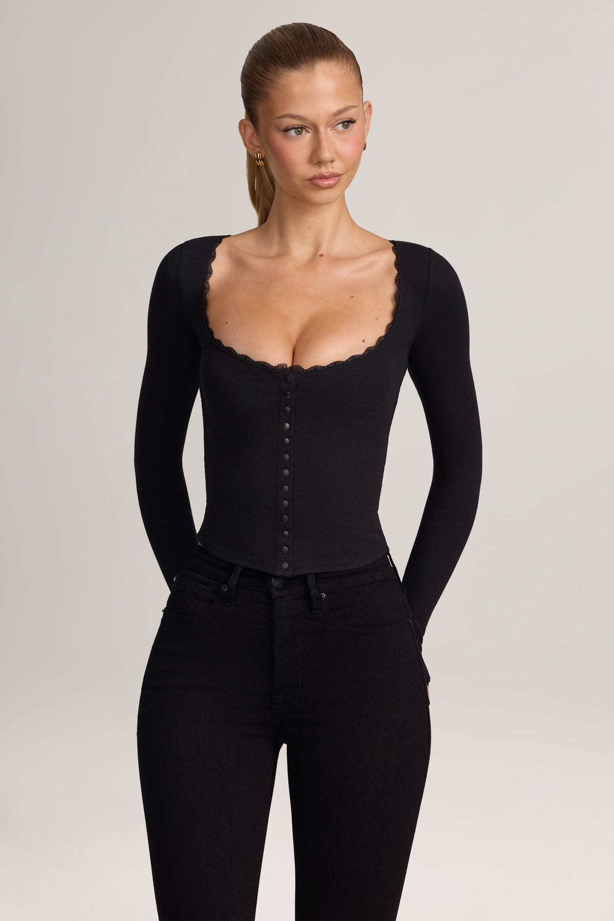 ⁣⁢Geripptes Modal-Cardigan mit Spitzenbesatz in Schwarz⁤⁣