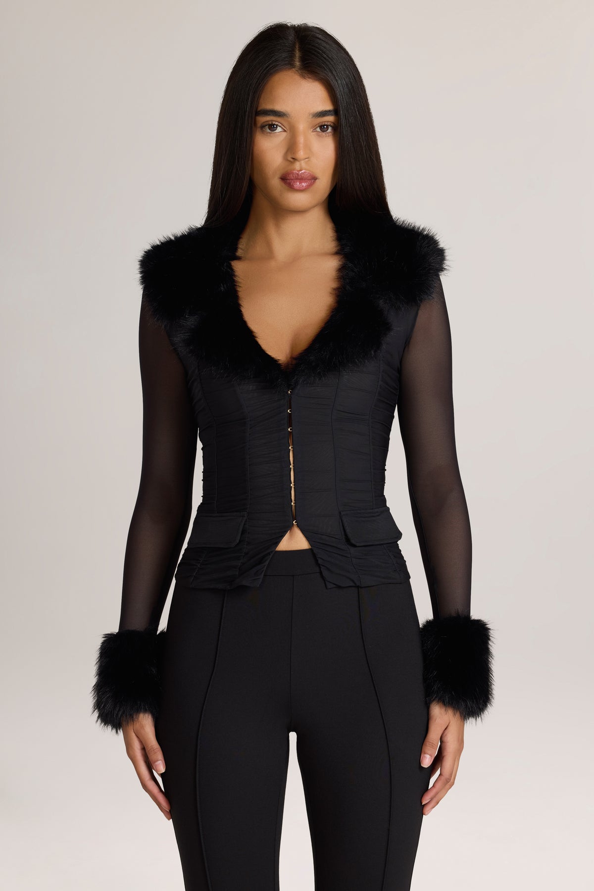 ⁣⁢Langärmelige Jacke mit Kunstfell-Besatz in Schwarz⁤⁣