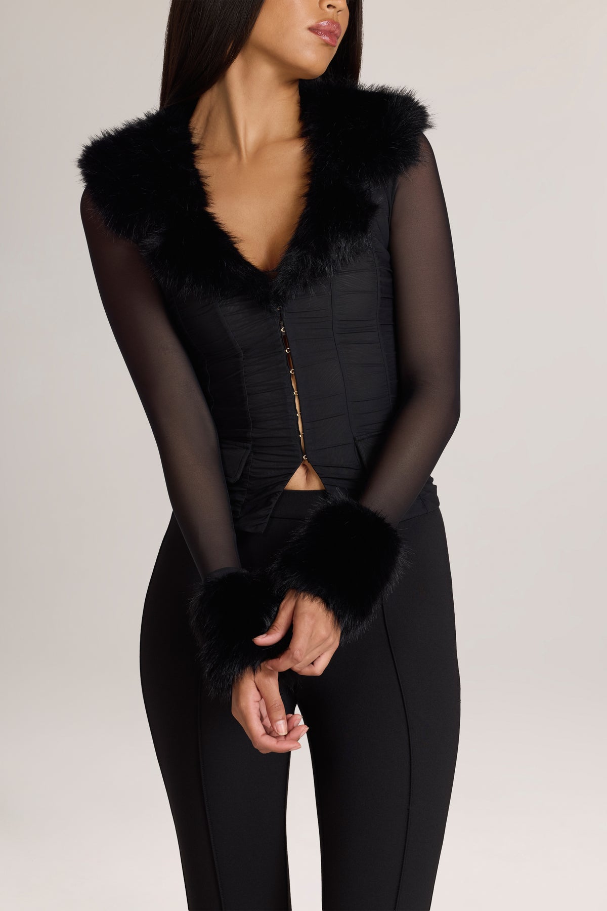 ⁣⁢Langärmelige Jacke mit Kunstfell-Besatz in Schwarz⁤⁣