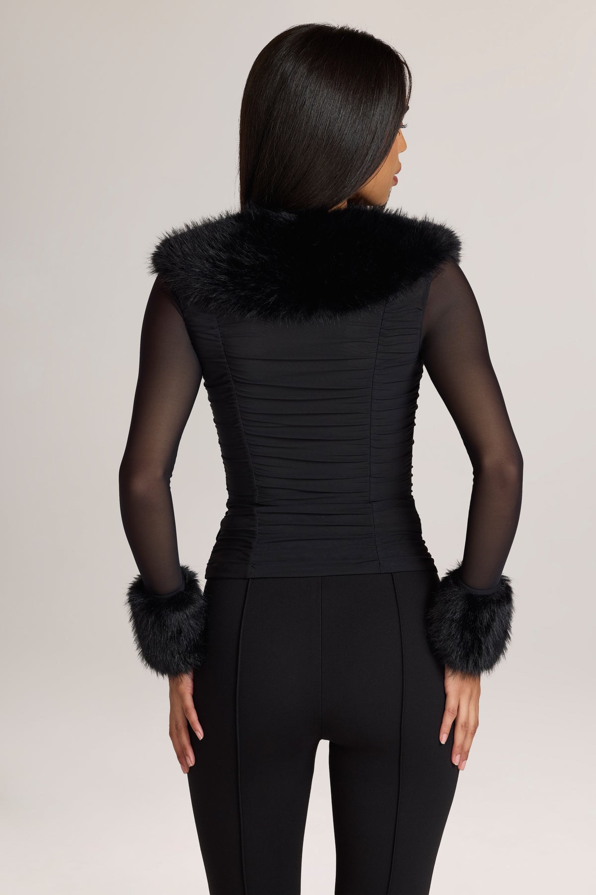 ⁣⁢Langärmelige Jacke mit Kunstfell-Besatz in Schwarz⁤⁣